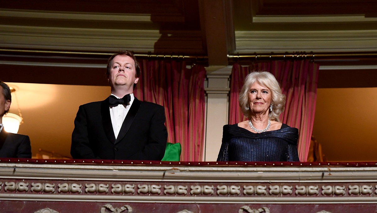 Tom Parker Bowles, îmbrăcat la costum, alături de mama sa, Regina Consort Camilla