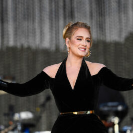 Adele, la un concert în Hyde Park, într-o rochie neagră, cu decolteu
