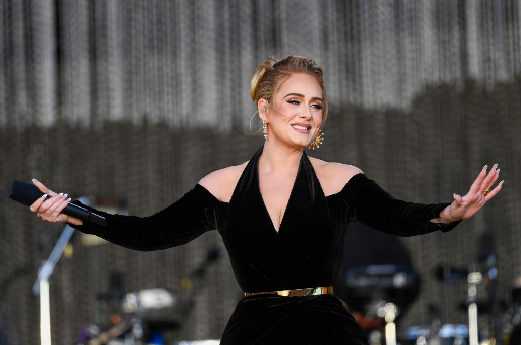 Adele, la un concert în Hyde Park, într-o rochie neagră, cu decolteu