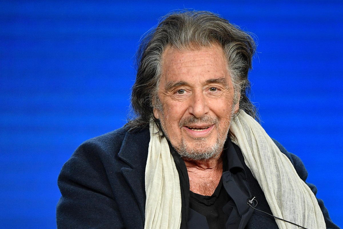 Al Pacino cu un fular alb la gât în timpul unui interviu public