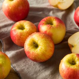 Mai multe mere împrăștiate pe masă constituie alimente cu calorii negative