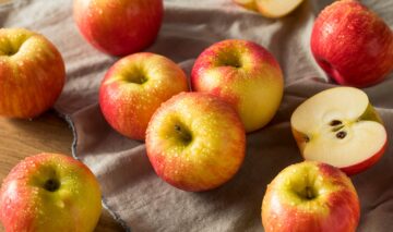 Mai multe mere împrăștiate pe masă constituie alimente cu calorii negative