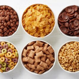 Mai multe boluri de cereale dulci, crocante și de diferite culori sunt alimente cu un conținut scăzut de fibre