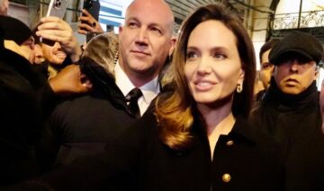 Angelina Jolie a semnat autografe în Paris. Actrița a fost asaltată de fani și a avut nevoie de agenții de securitate