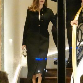 Angelina Jolie, cu un palton negru, la un magazin exclusivist din Paris