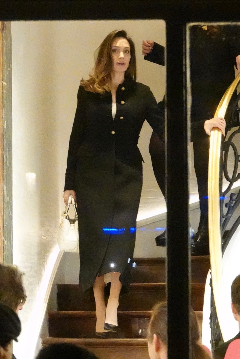 Angelina Jolie, cu un palton negru, la un magazin exclusivist din Paris