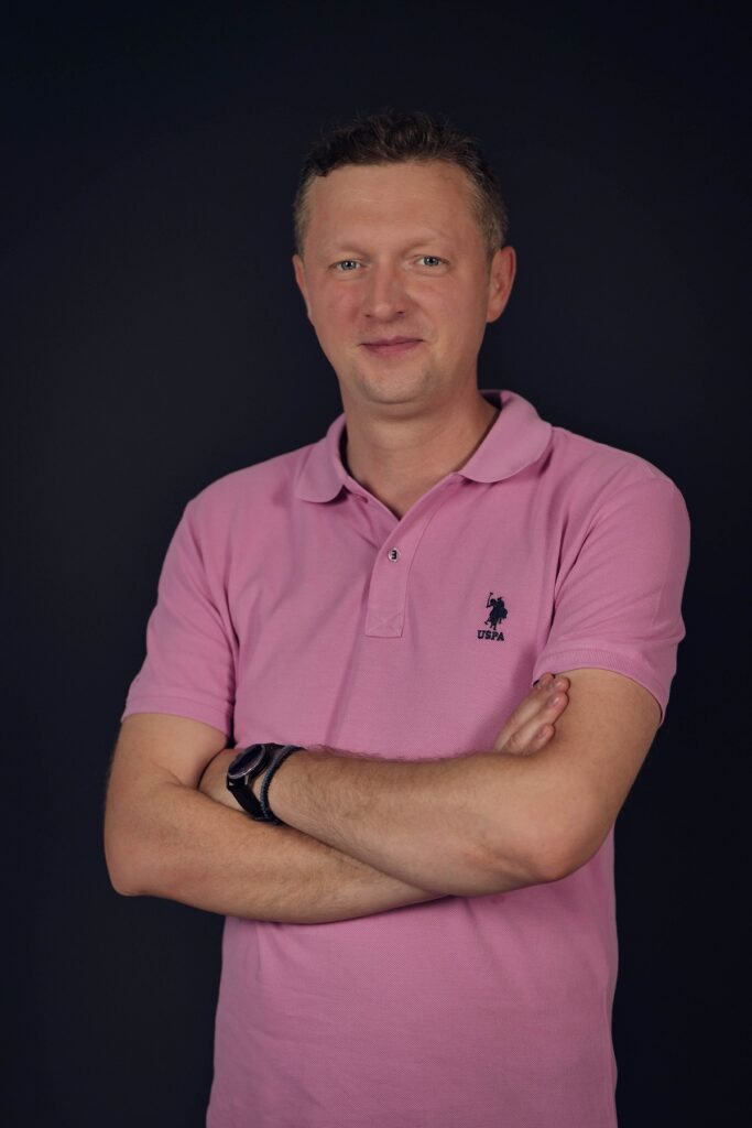 Bogdan Alecsandru într-un tricou roz la DePărinți.ro