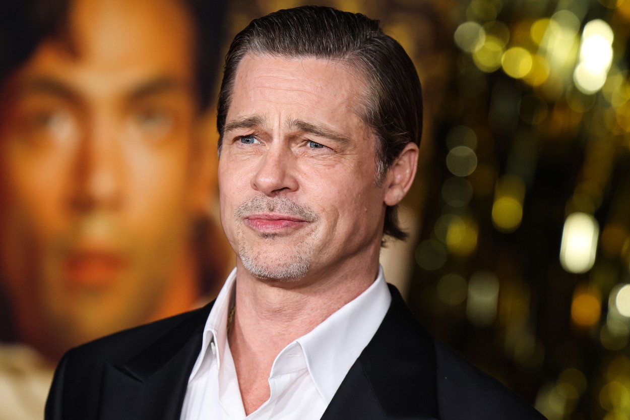 Brad Pitt, la premiera Babylon, într-un costum negru, elegant
