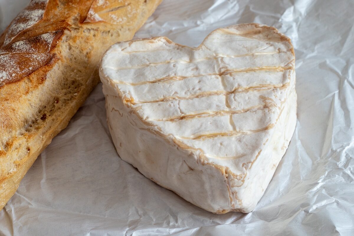 O bucată de brânză Neufchâtel alături de o baghetă franțuzească, reprezintă una dintre brânzeturile cu conținut scăzut de grăsimi saturate