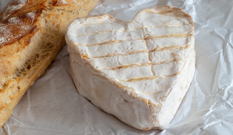 O bucată de brânză Neufchâtel alături de o baghetă franțuzească, reprezintă una dintre brânzeturile cu conținut scăzut de grăsimi saturate