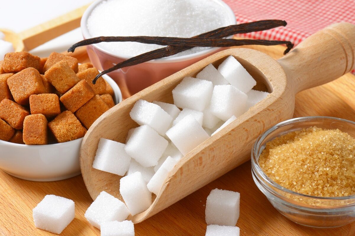 Mai multe cuburi de zahăr alb și brun sugerează ce se întâmplă cu corpul tău dacă renunți la dulciuri