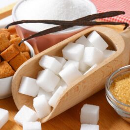Mai multe cuburi de zahăr alb și brun sugerează ce se întâmplă cu corpul tău dacă renunți la dulciuri