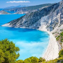 O plajă din Grecia cu nisip alb și apă albastră face parte din lista cu cele mai frumoase destinații turistice din 2023