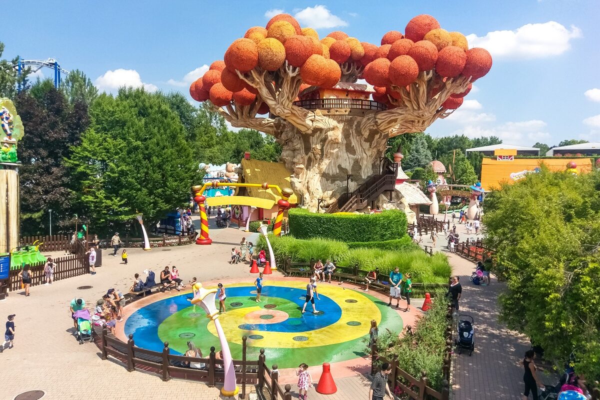Panoramă a parcului tematic pentru copii Gardaland Resort din Italia