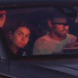 Clara Chia Marti și Pique, într-o mașină, în timp ce sunt urmăriți de fotografi