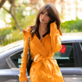 Emily Ratajkowski, într-un palton portocaliu, în New York, la un eveniment
