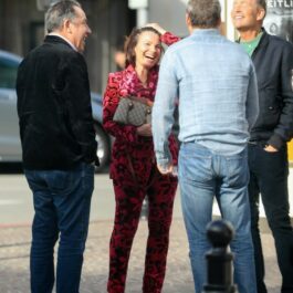 Fran Descher, într-o discuție cu trei bărbați, pe stradă