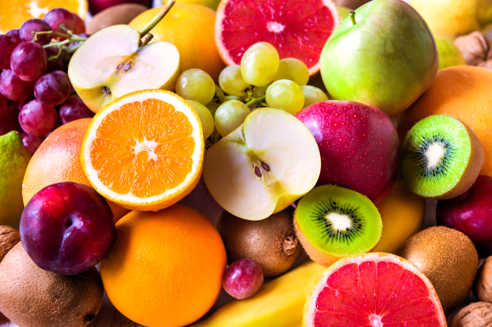 Fructe de mai multe feluri, aranjate într-o poză