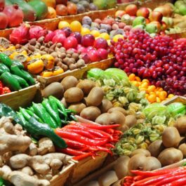 O imagine dintr-o piață cu o selecție de fructe și legume care te ajută să slăbești, viu colorate și cu aspect proaspăt