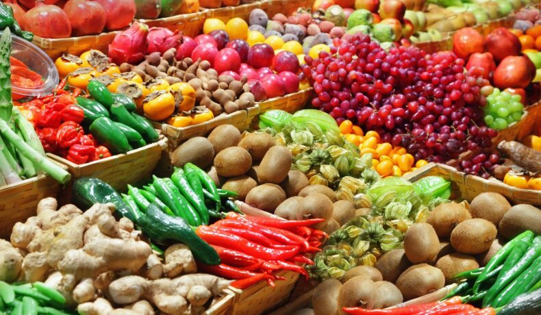 O imagine dintr-o piață cu o selecție de fructe și legume care te ajută să slăbești, viu colorate și cu aspect proaspăt