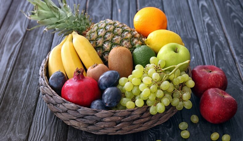Un coș cu fructele pe care e recomandat să le consumi săptămânal, printre care prune, banane și mere