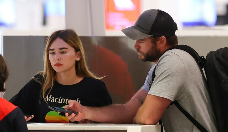 Gabriella Brooks și Liam Hemsworth completează acte în aeroport