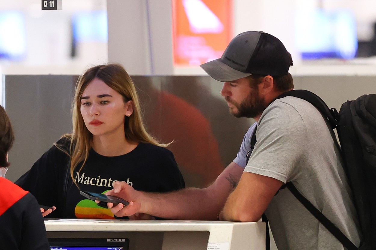 Gabriella Brooks și Liam Hemsworth completează acte în aeroport