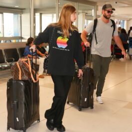 Gabriella Brooks, în aeroport, într-o ținută neagră, își cară bagajele