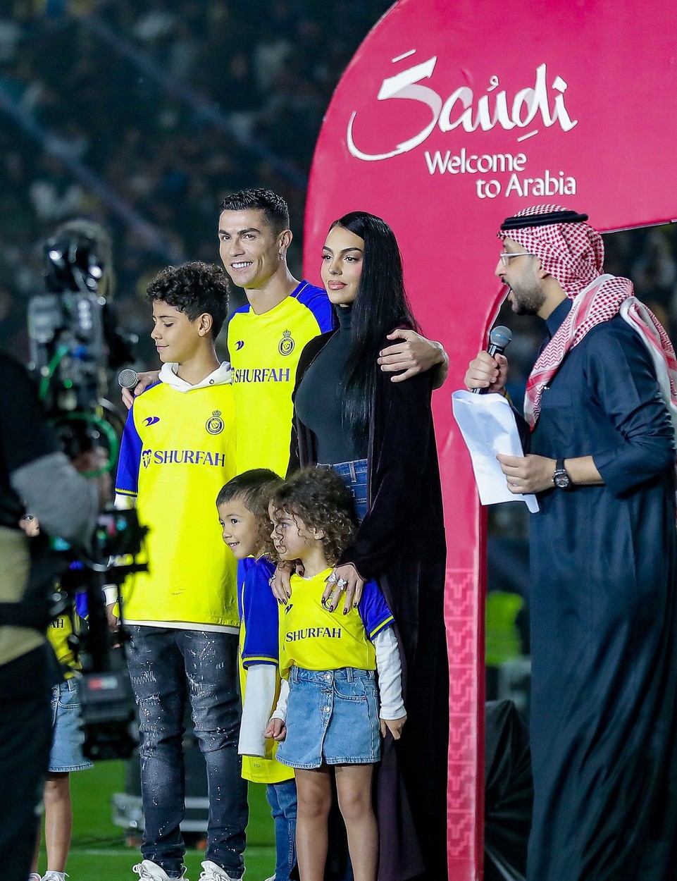Cristiano Ronaldo, cu toată familie, la prezentarea oficială pe stadionul echipei Al-Nassr