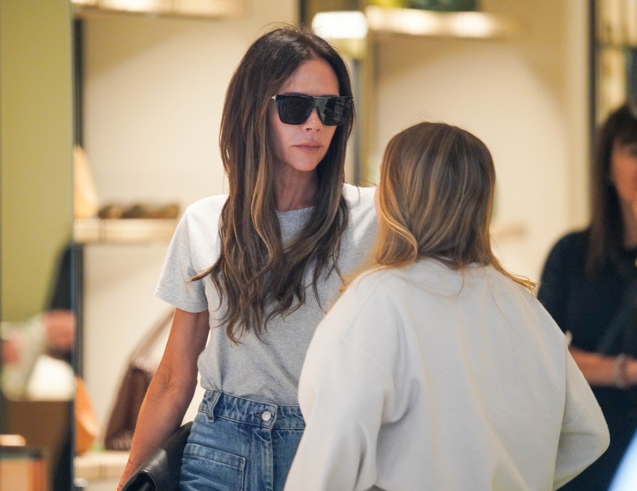 Victoria și Harper Beckham discută într-un centru comercial din Miami