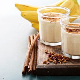 Două pahare de smoothie care conțin banane, una dintre ideile de smoothie cu efect anti-îmbătrânire