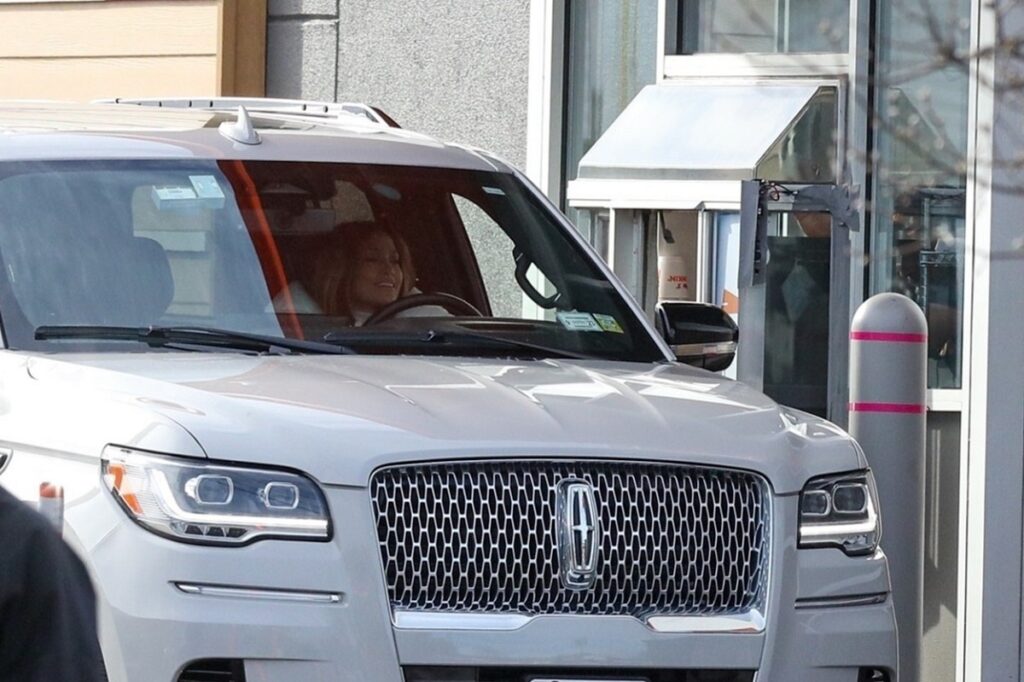 Ben Affleck în timp ce o servește pe Jennifer Lopez care se află la volanul unei mașini