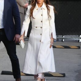 Jennifer Lopez într-o ținută all white
