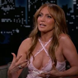 Jennifer Lopez într-o rochie cu un decolteu amplu la Jimmy Kimmel Live Show
