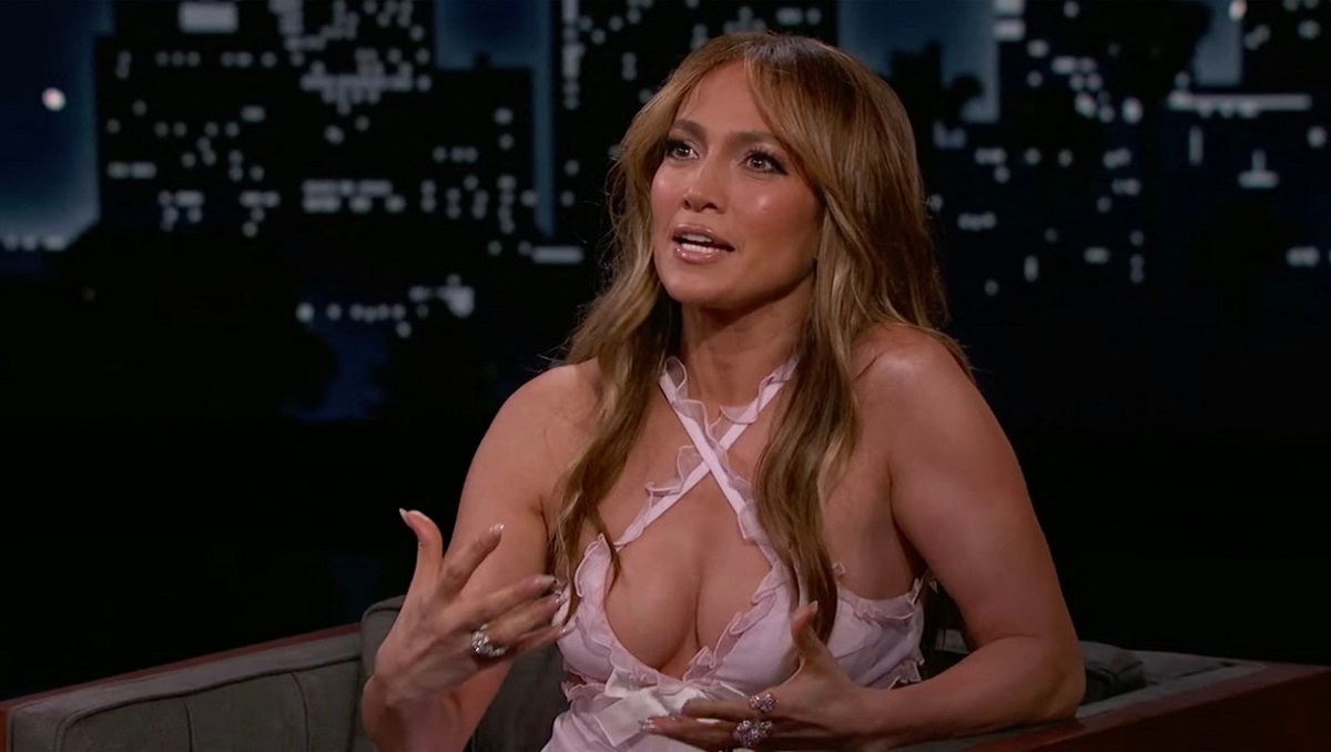 Jennifer Lopez într-o rochie cu un decolteu amplu la Jimmy Kimmel Live Show