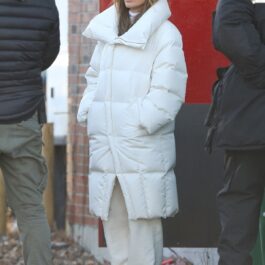 Jennifer Lopez într-o haină albă în timp ce se află pe platourile de filmare alături de soțul său, Ben Affleck