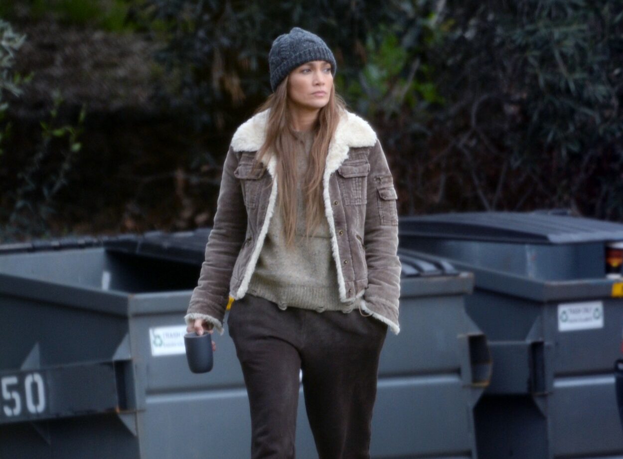 Jennifer Lopez, în haine lejere, pe platourile de filmare de la The Mother