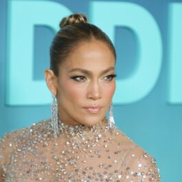Jennifer Lopez, într-o rochie cu cristale, la premiera Shotgun Wedding din Los Angeles