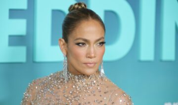 Jennifer Lopez, într-o rochie cu cristale, la premiera Shotgun Wedding din Los Angeles
