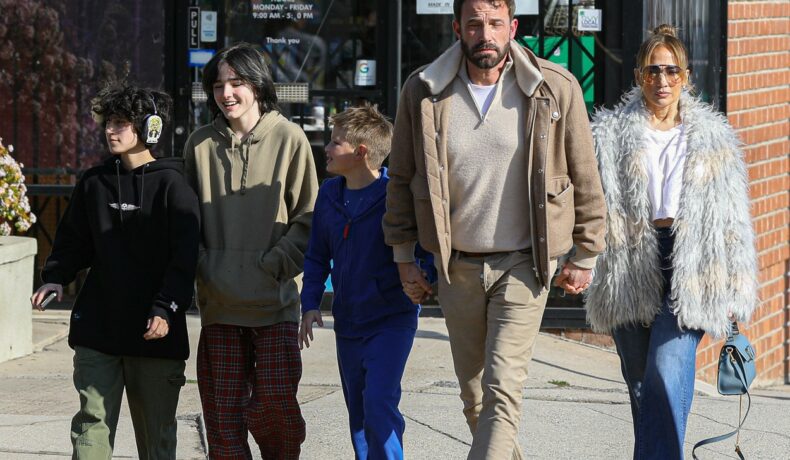 Ben Affleck, JLo și trei dintre copiii lor, la o plimbare în familie
