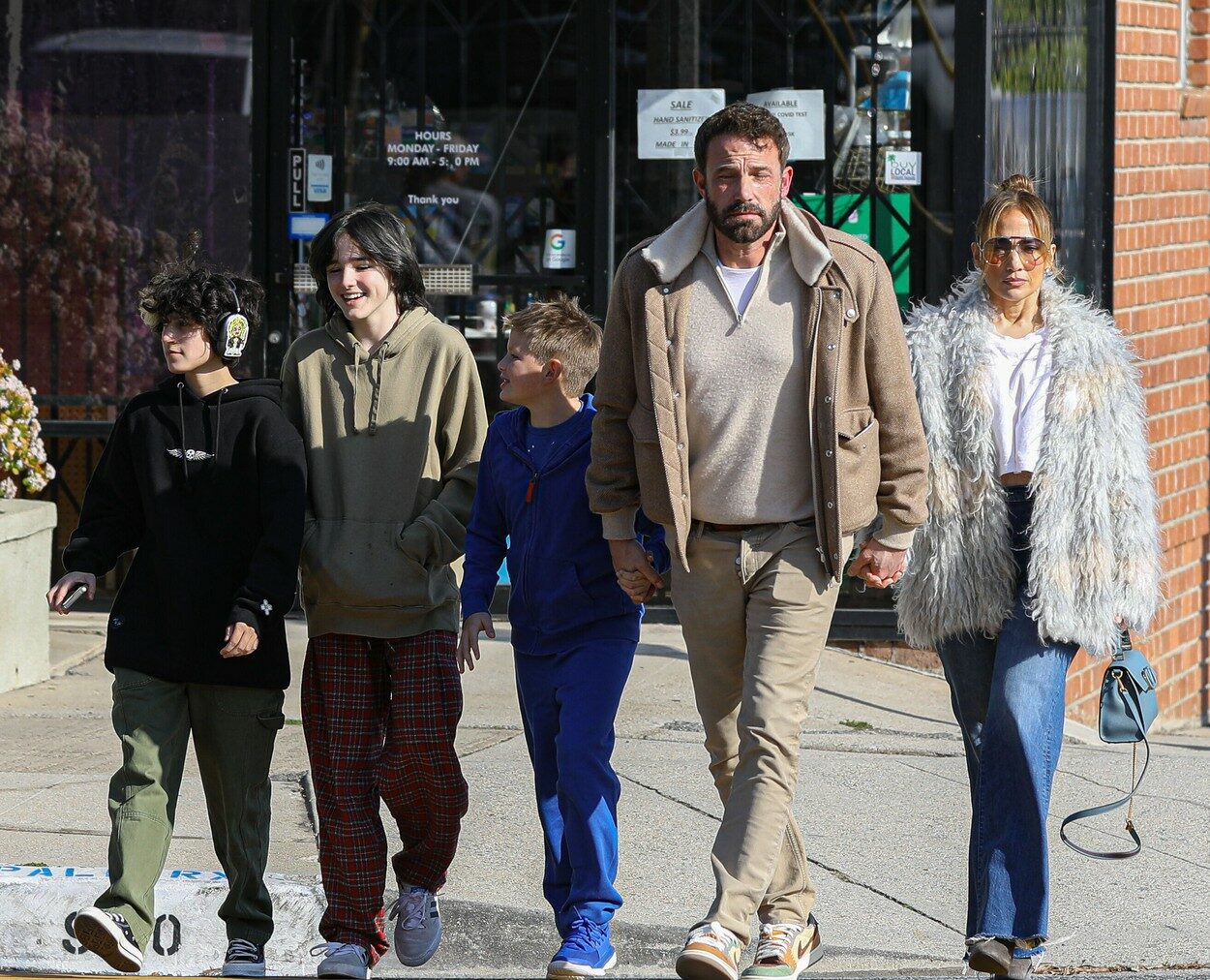 Ben Affleck, JLo și trei dintre copiii lor, la o plimbare în familie