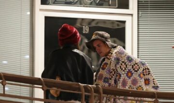 Justin Bieber s-a încălzit cu o pătură tricotată la restaurant. Cântărețul a luat cina alături de soția sa în Los Angeles