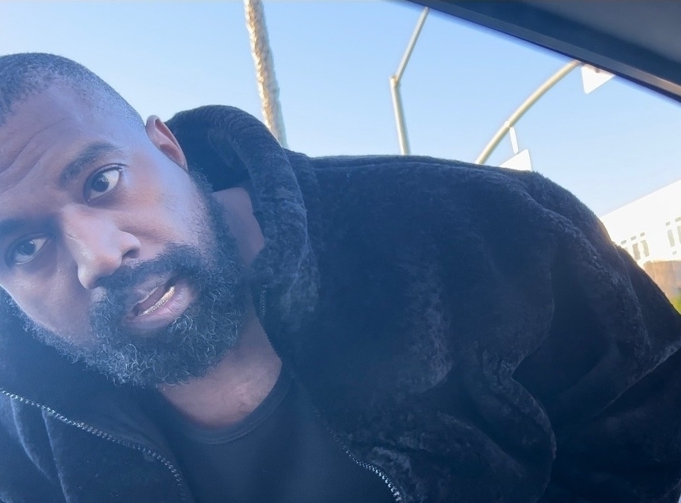 Kanye West, la geamul unei femei, furios