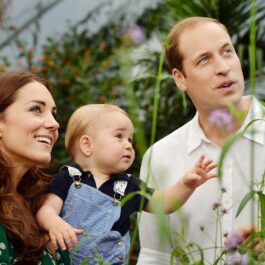 Prințesa de Wales în timp ce îl ține în brațe pe Prințul George și se află alături de Prințul William la o grădină botanică