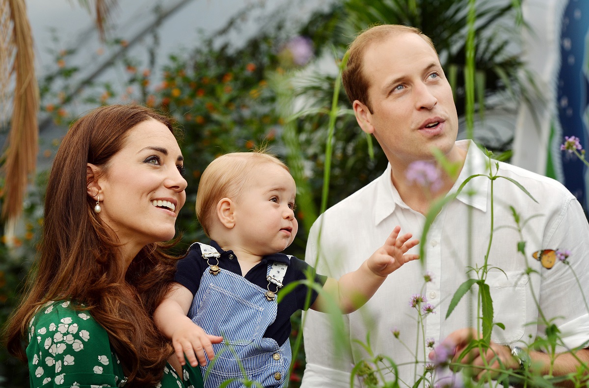 Prințesa de Wales în timp ce îl ține în brațe pe Prințul George și se află alături de Prințul William la o grădină botanică