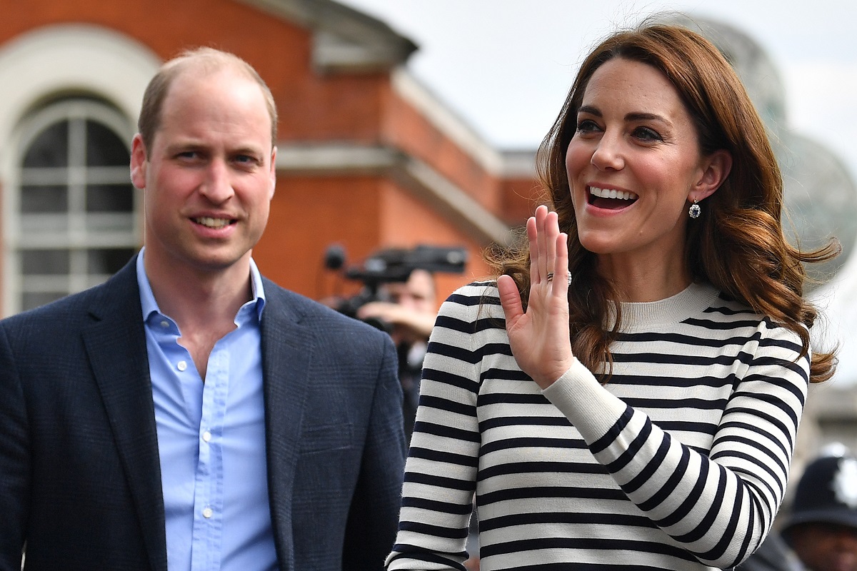 Prințul William alături de Kate Middleton la un eveniment public în timp ce salută oamenii prezenți
