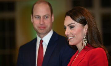 Kate Middleton a apărut într-un costum roșu, cu pantaloni. Prințul și Prințesa de Wales au mers la o întâlnire cu reprezentanții BAFTA