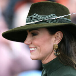 Kate Middleton, în haină verde, la slijba de Crăciun, cu pălărie pe cap