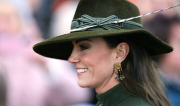 Kate Middleton, în haină verde, la slijba de Crăciun, cu pălărie pe cap