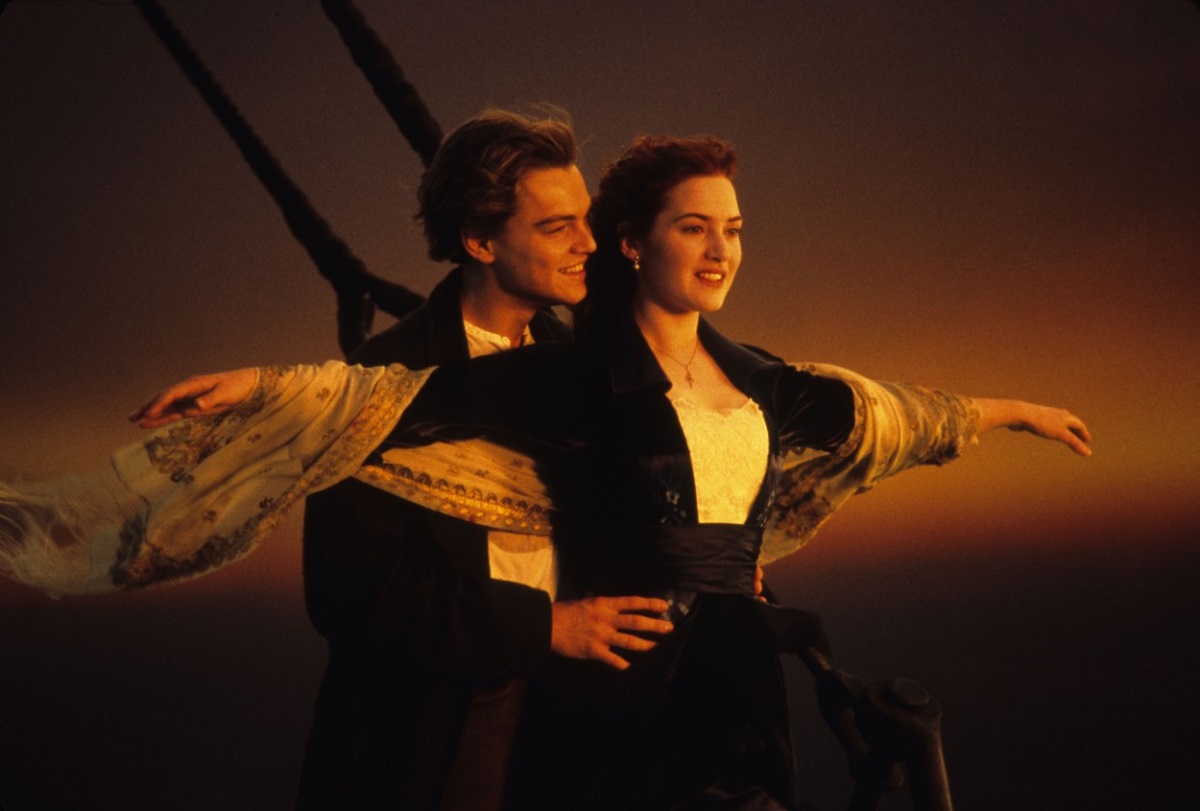 Leonardo DiCarpio și Kate Winslet într-o scenă celebră din filmul Titanic